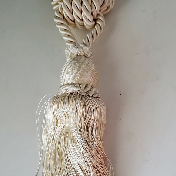 Vintage Set of 2 Ivory Tassel Curtain Tie Backs - Picture 3 of 3